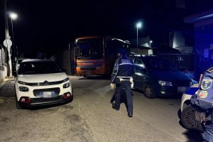 Viterbo – Parcheggio selvaggio a Bagnaia, autobus Francigena rimane bloccato