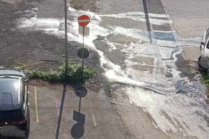 Civitavecchia – Grossa perdita d’acqua in piazzale Capo Linaro, i residenti: “Una nuova sorgente al Faro?”