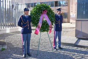 Viterbo – La polizia rende omaggio ai Caduti con una corona di alloro al monumento