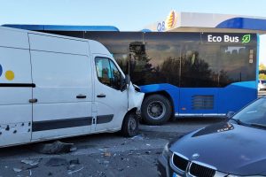 Civita Castellana – Bus Cotral pieno di studenti si scontra con un furgone (FOTO)