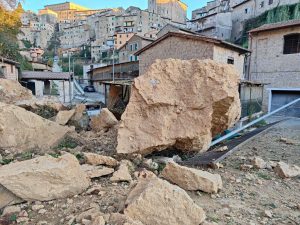 Caprarola – Frana in via Rosolino Pilo, massi enormi sulla passeggiata (FOTO)