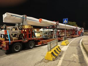 Civitavecchia – Le imbarcazioni di Luna Rossa “sbarcano” al porto con un trasporto eccezionale (FOTO)