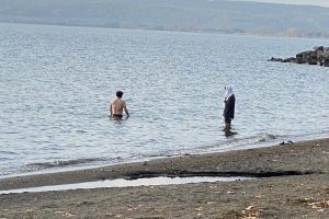 Bolsena – Il Natale può attendere, bagno al lago per due turisti