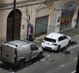 Civita Castellana – Auto distrutte su Via della Repubblica, un problema che si ripete da anni