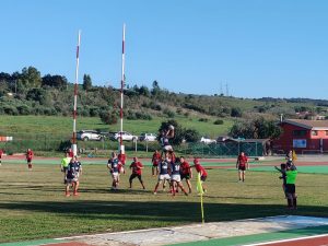 Impennata del Rugby Civitavecchia vittorioso sul campo del Romagna