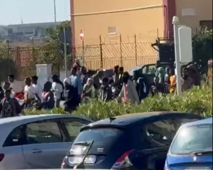 Bari – Fiumana di migranti verso la prefettura: “Vogliamo migliori condizioni di vita”