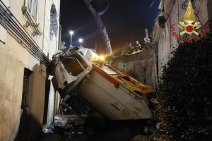 Roma – Tragedia sfiorata in via Vitorchiano, mezzo Ama precipita in un cortile e sfonda il muro di un palazzo (FOTO)