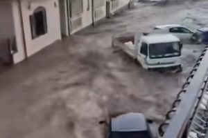 Riposto (Ct) – Esonda il torrente Babbo, auto e barche trascinate dall’acqua lungo le strade (FOTO)