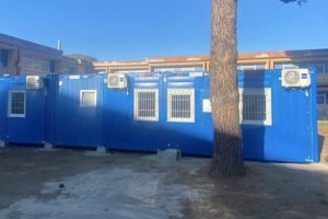 Viterbo – Arrivati i container alla scuola Ellera, con le sbarre alle finestre sembrano celle