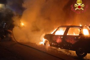 Civitavecchia – Due auto in fiamme nella notte a Campo dell’Oro, paura nelle case sovrastanti (FOTO)