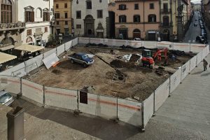 VITERBO – Scavi archeologici, sotto piazza del Comune cunicoli, tombe e un antico sistema fognario