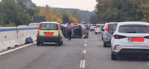 Auto cappotta, lunga coda sulla Cassia bis