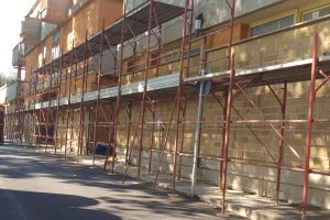 Tuscania – Quartiere popolare ex Gescal, Partiti i lavori di riqualificazione: “Addio muffe e infiltrazioni” (FOTO)