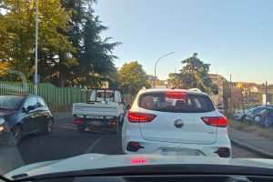 Viterbo – Scontro tra un’auto e un bus a Santa Maria in Gradi, rallentamenti al traffico (FOTO)