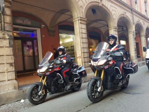 Bologna – Straniero entra nel supermercato e ruba 51 confezioni di formaggio: arrestato