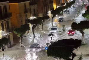 Alluvione in Sicilia, Catanese in ginocchio: case e auto sommerse dall’acqua