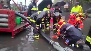 Maltempo a Catania, allagamenti e soccorritori in azione