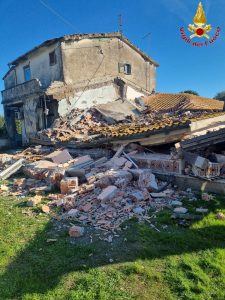 Fiumicino: crolla abitazione, 62enne estratta viva da macerie