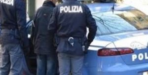 Roma – Pigneto: cerca di strappare la borsa ad una donna e lei si rompe un braccio, arrestato