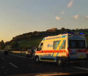 Civitavecchia – Rallentamenti sulla A12, incidente con feriti e ambulanza sul posto