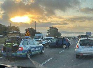 Incidente sulla Cassia Bis all’altezza di Monterosi, auto bloccata sulla carreggiata