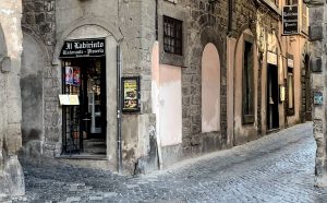 Viterbo – “4 Ristoranti”, Il Labirinto si difende dai commenti denigratori: “Azionate neuroni prima di scrivere”