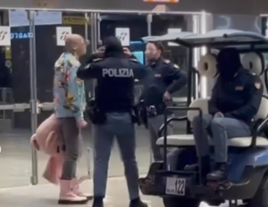 Roma – Vestito da maiale inveisce contro il personale di Stazione Termini, il video