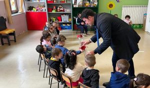 Bagnoregio – Rose rosse per le bambine del paese, omaggio del sindaco Profili nella giornata contro la violenza sulle donne