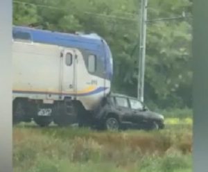 Capranica, panico sui binari: treno travolge veicolo fermo al passaggio a livello