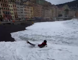 Camogli – Turista rischia la vita per un selfie tra le onde e il maltempo, il video del salvataggio