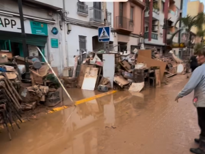 Valencia – Conta dei morti senza fine, il video dell’influencer tra le vie: “Abbiamo bisogno di aiuto”