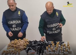 Terracina – Guardia di finanza sequestra articoli pirotecnici e hashish