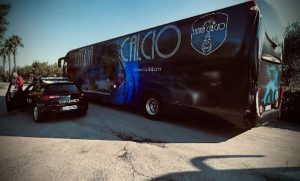 Calcio – Il pullman del Latina preso a sassate, paura per i calciatori