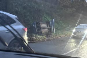 Rignano Flaminio – Incidente sulla Flaminia, auto 50 finisce in cunetta e si ribalta (FOTO)