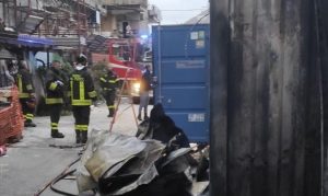 Ladispoli – Incendio in un container, paura per le abitazioni soprastanti (FOTO)