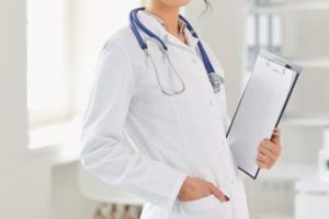 Oltre 1 medico su 2 donna ma parità lontana, solo 19% tra primari