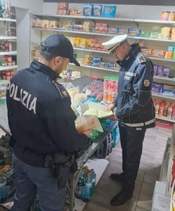 Roma – Pugno duro della Polizia sui minimarket, scattano multe e sospensioni