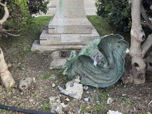 Civitavecchia – Sradicato il busto di Luigi Calamatta: “Uno sfregio per la città” (FOTO)