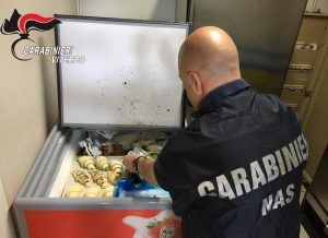 Viterbo, 400 kg di alimenti scaduti: i carabinieri chiudono un ristorante etnico per gravi carenze igienico-sanitarie