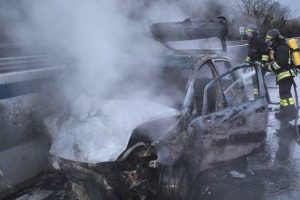 Viterbo – Auto divorata dalle fiamme, evacuato il negozio Mediaworld