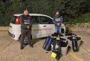 Santa Marinella, pescatori di frodo ancora in azione: la Guardia Costiera sequestra 2 quintali di ricci di mare