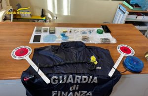 Tarquinia – Smantellato un “piccolo discount della droga” in casa con cocaina e hashish (FOTO)