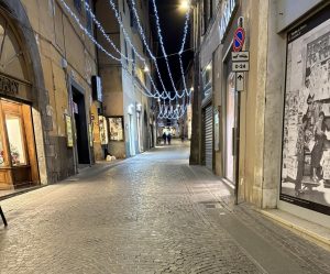 Viterbo, triste Natale per i turisti: “Corso Italia ha perso tutto il suo fascino e molti negozi restano chiusi la domenica”