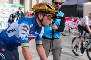 Ciclismo, paura Evenepoel: impattato furgone, tripla frattura