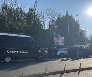 Roma – Forte Portuense liberato dalla polizia dopo anni di occupazione, scontri con studenti