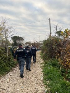 Guidonia – Blitz forze dell’ordine nel campo rom all’Albuccione, sgomberati occupanti e smantellate strutture