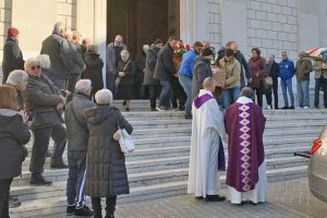 Tarquinia – In tanti ai funerali di Pietro Mencarini: “Ci sta guardando con il suo grande sorriso”