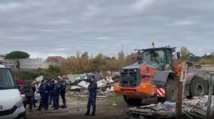 Guidonia – Campo nomadi dell’Albuccione sgomberato, il video del blitz con le ruspe (VIDEO)