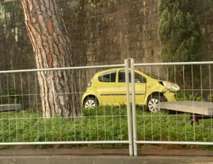 Viterbo – Con l’auto finisce dentro al parco Melvin Jones di Viale Raniero Capocci