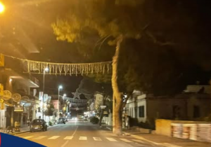 Santa Marinella – Luminarie spente a Natale, la protesta: “Sindaco, ha pagato la bolletta?”